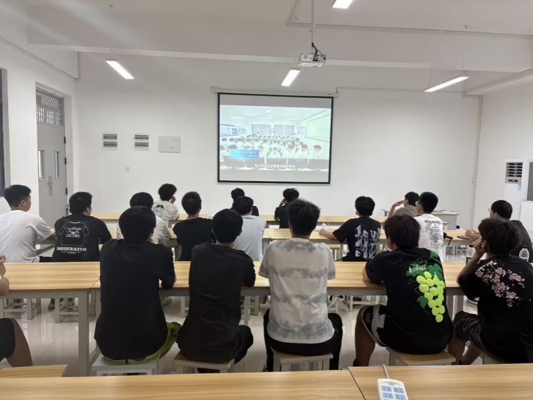 人工智能学院2025级新生专业介绍会暨信息电子技术服务专题顺利举办